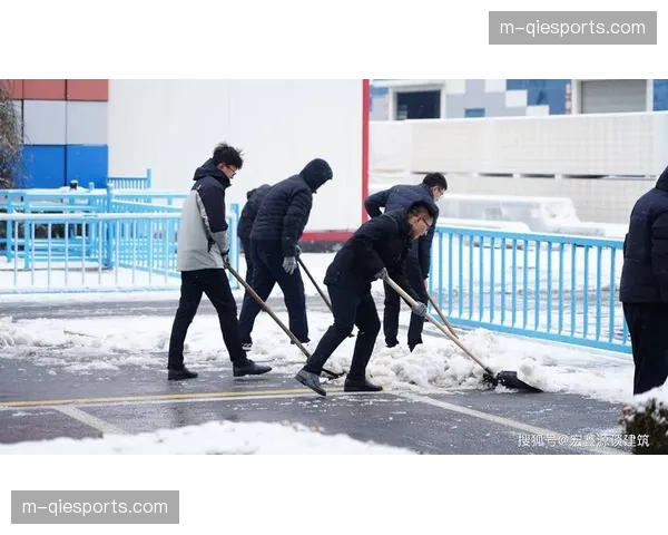 场边花絮：大雪突袭普鲁士公园球场，工作人员紧急清理边线积雪